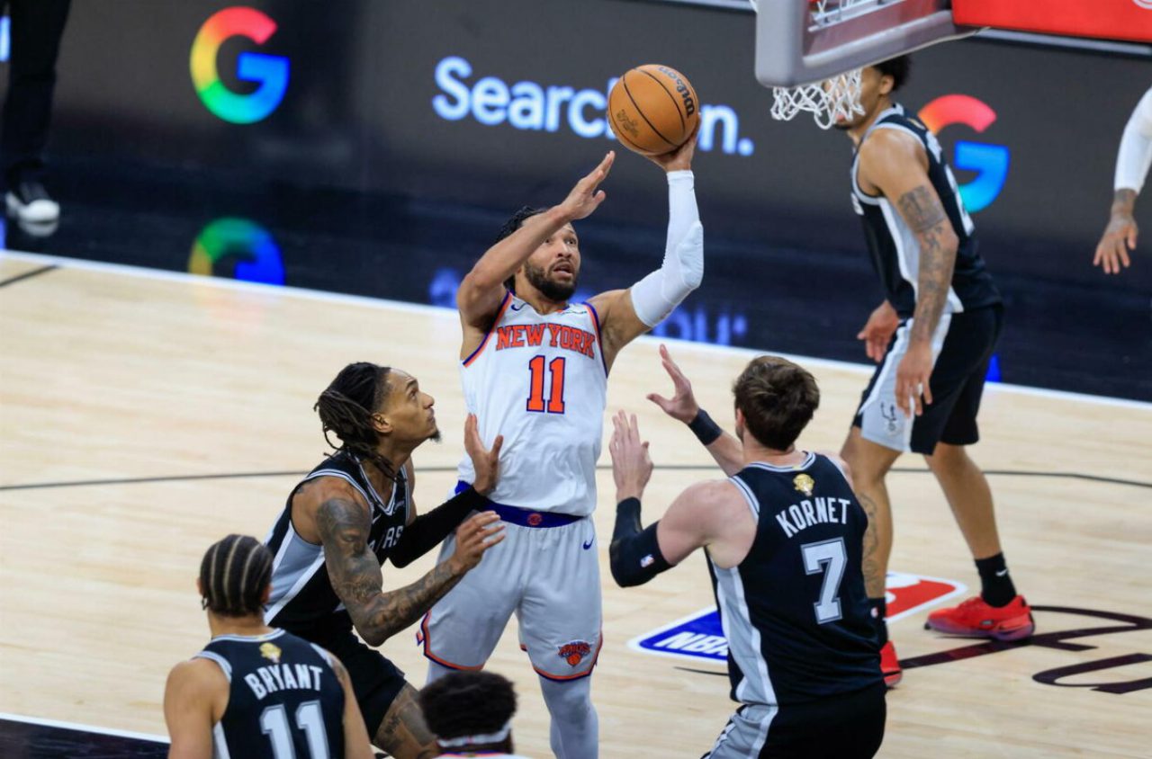 NBA Finals, Brunson trascina i Knicks a San Antonio e New York conquista gara 1