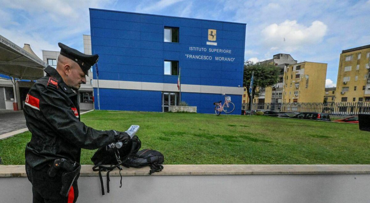 Metal detector a scuola, controlli a sorpresa e verifiche durante le lezioni: in arrivo la direttiva del governo