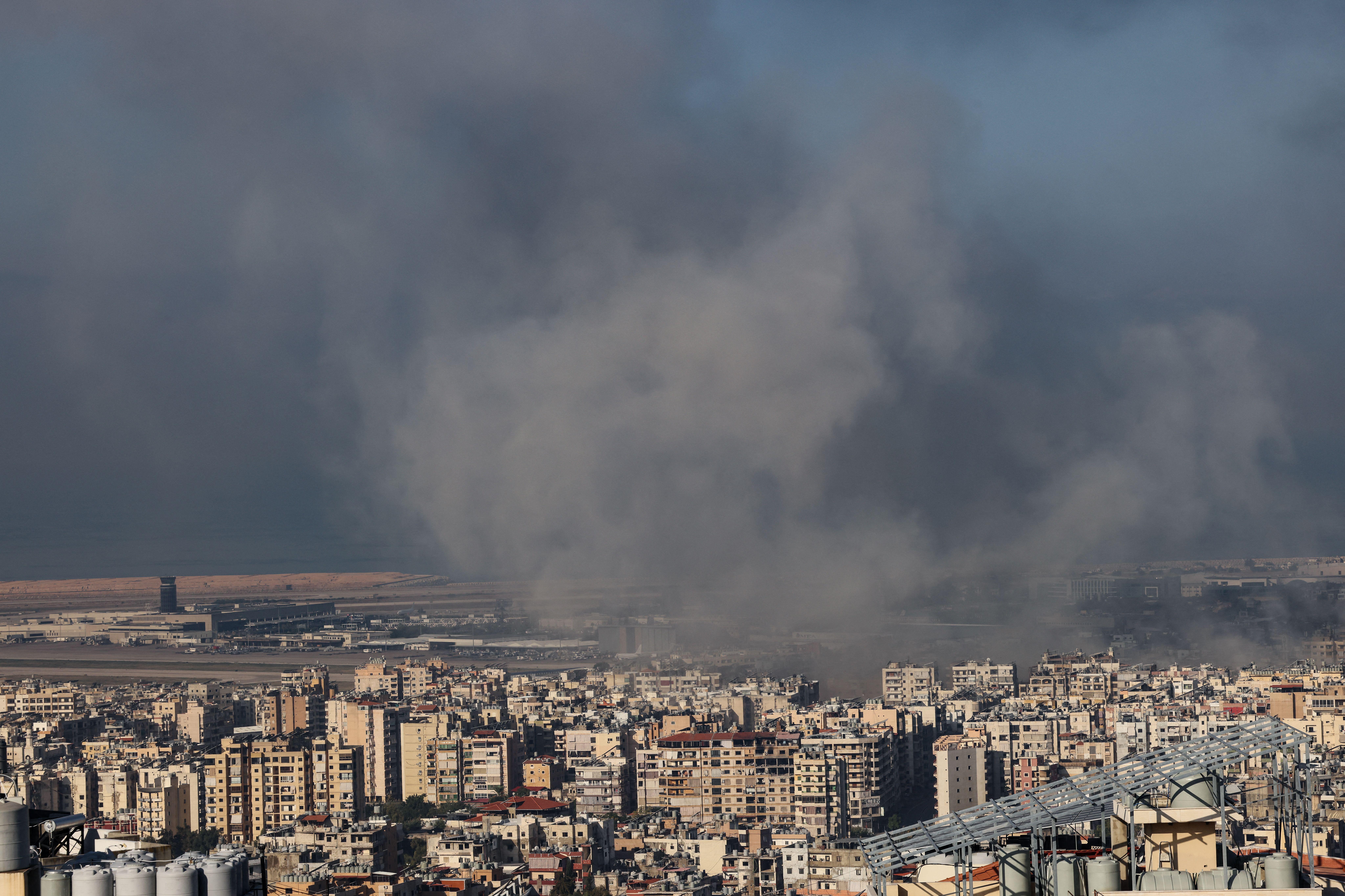 Raid israeliano su Beirut: colpito deposito di armi di Hezbollah, scambi di missili tra Libano e Israele