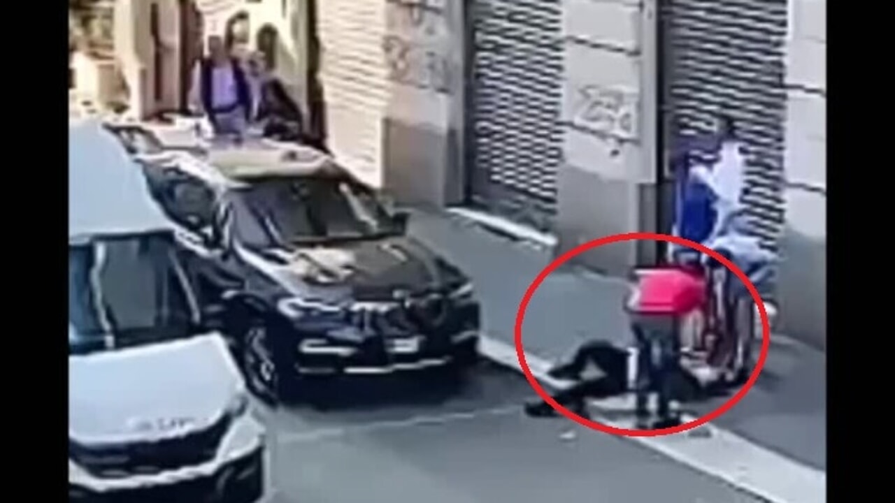 Aggressione a Milano: Un agente della Polizia Municipale colpito e due colleghe spintonate durante una lite stradale