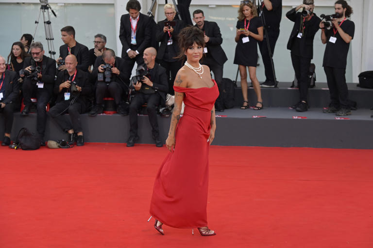 Giorgia Soleri a Venezia 80: Il gesto audace sul red carpet e la sorprendente scelta di abito