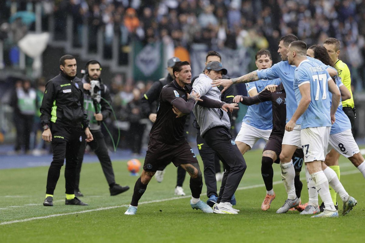 Lazio-Napoli, finale infuocato: tre espulsioni e Conte protagonista a bordocampo Lazio-Napoli, finale infuocato: tre espulsioni e Conte protagonista a bordocampo