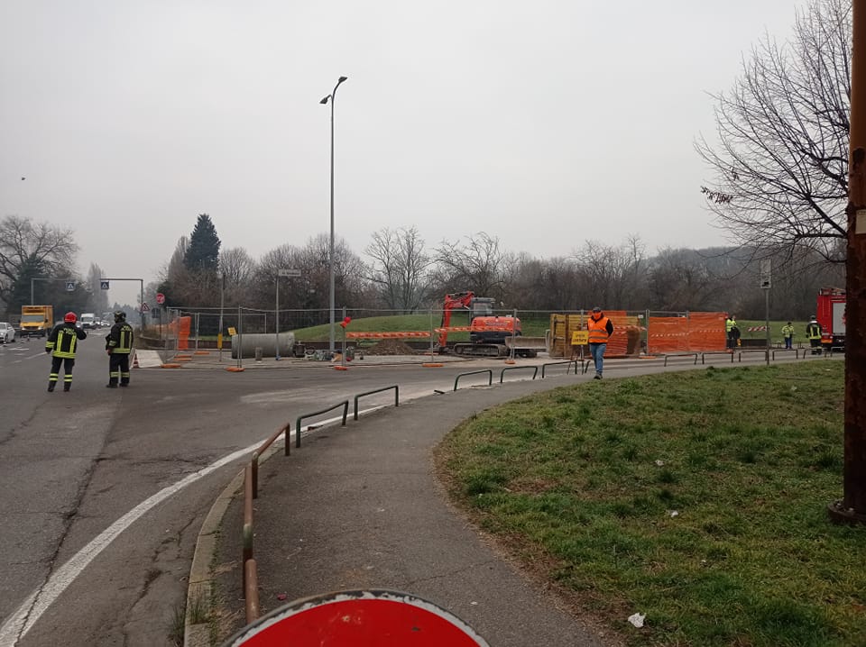 Strada chiusa a Cormano per fuga di gas in cantiere
