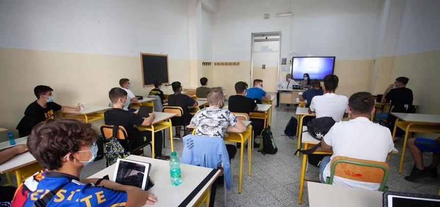 In una scuola di Taranto 18 studenti positivi al Covid-19 In una scuola di Taranto 18 studenti positivi al Covid-19