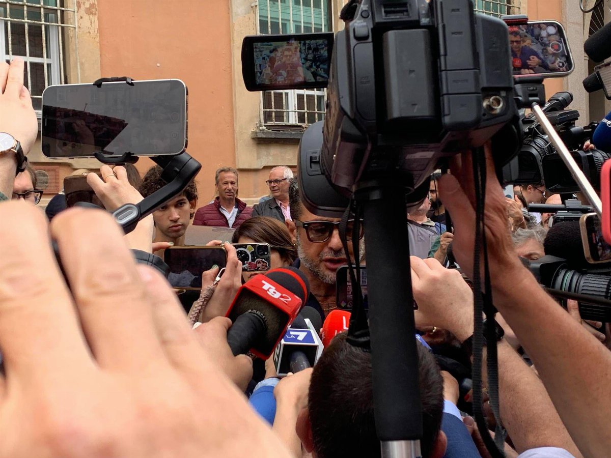 Fabrizio Corona davanti alla Procura di Pavia: nuovo show sul caso Garlasco