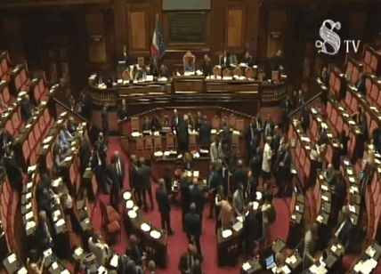 Taglio eletti : 71 firme in Cassazione, sì al referendum