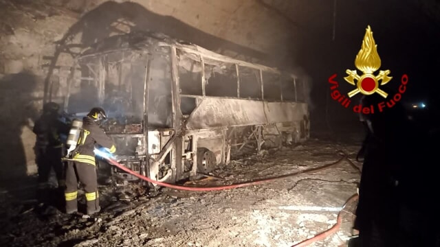 Incendio nel tunnel: 25 intossicati a causa del rogo di un pullman di turisti