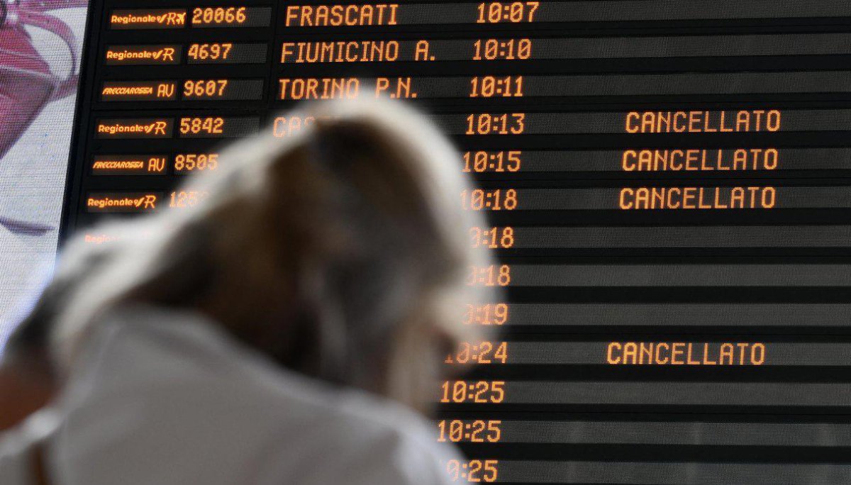 Sciopero 9 gennaio 2026: stop su aerei e treni, disagi anche per scuola e trasporto locale