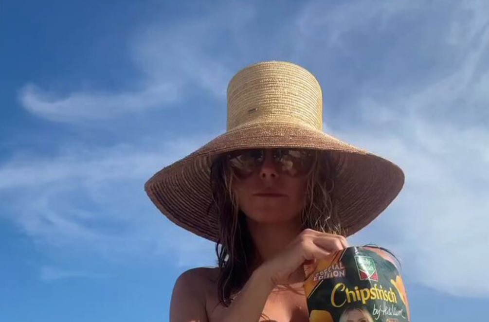 Heidi Klum in topless sulla spiaggia, il video con le patatine Chipsfrisch