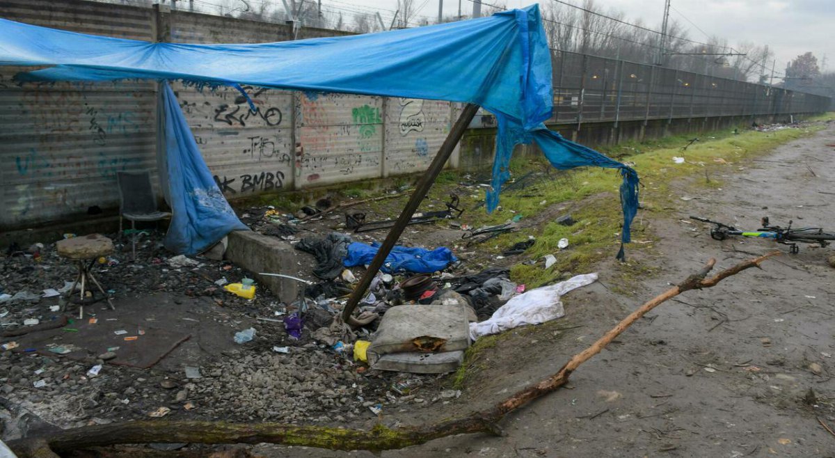 Sparatoria a Rogoredo, indagini su distanza, telecamere e arma impugnata da Mansouri