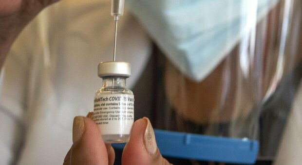 Coronavirus, vaccino Pfizer efficace sulle varianti : via libera a nuove norme anti-covid