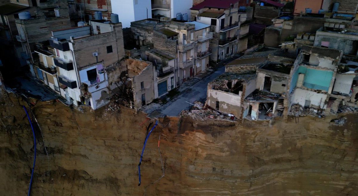 Niscemi, frana nel quartiere Sante Croci: crolla una palazzina di tre piani Niscemi, frana nel quartiere Sante Croci: crolla una palazzina di tre piani