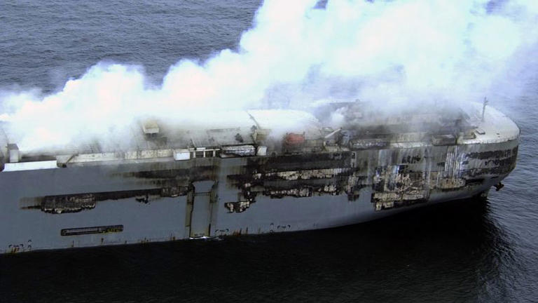 Nave Cargo in Fiamme al largo della Costa Olandese: Operazione di Salvataggio per Evitare lo Sversamento di Petrolio