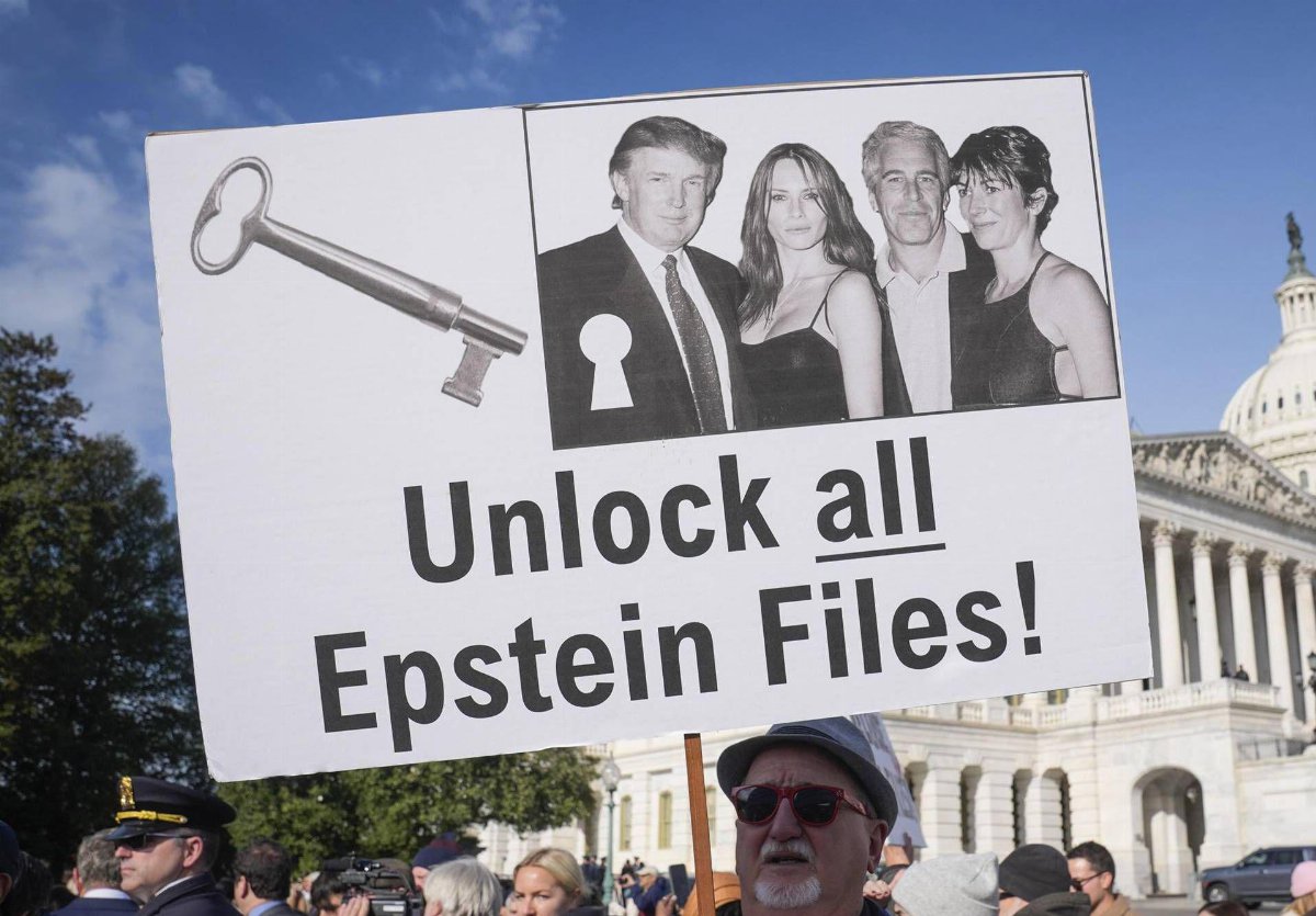 Trump approva la legge per la diffusione dei file sul caso Epstein