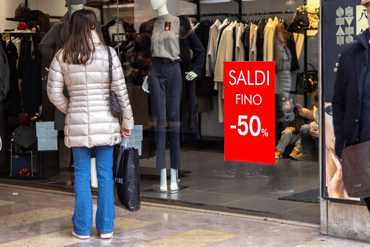 Saldi invernali 2026 al via oggi: calendario, sconti medi e regole per acquisti sicuri