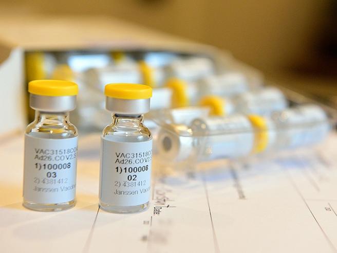 Vaccini AstraZeneca e Johnson & Johnson sconsigliati a chi prende la pillola