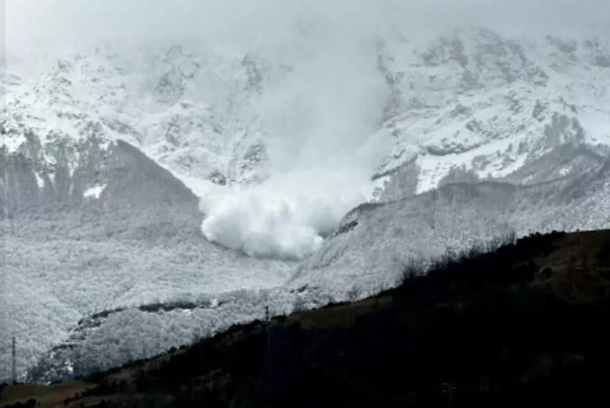 Slavina eccezionale sul Gran Sasso con immagini che impazzano online Slavina eccezionale sul Gran Sasso con immagini che impazzano online