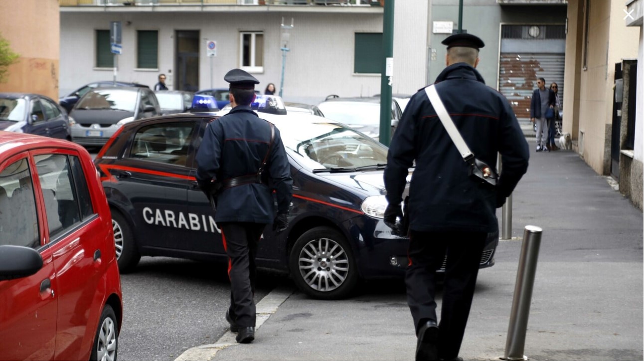 Uomo spara due colpi di pistola nel centro di Pavia : denunciato dai Carabinieri.