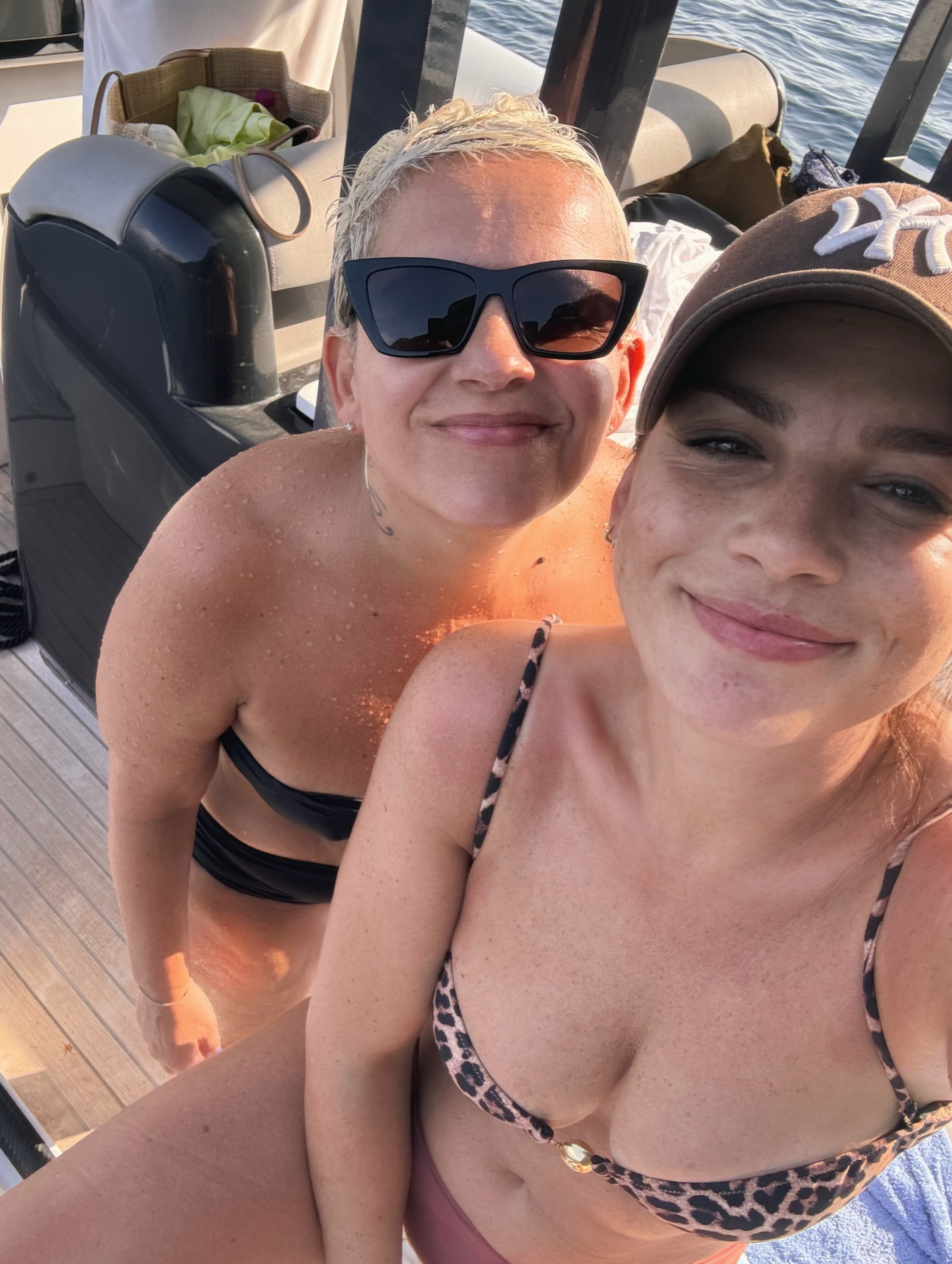 Emma Marrone dopo il concerto a Napoli, vacanza tra barca e limonata a cosce aperte