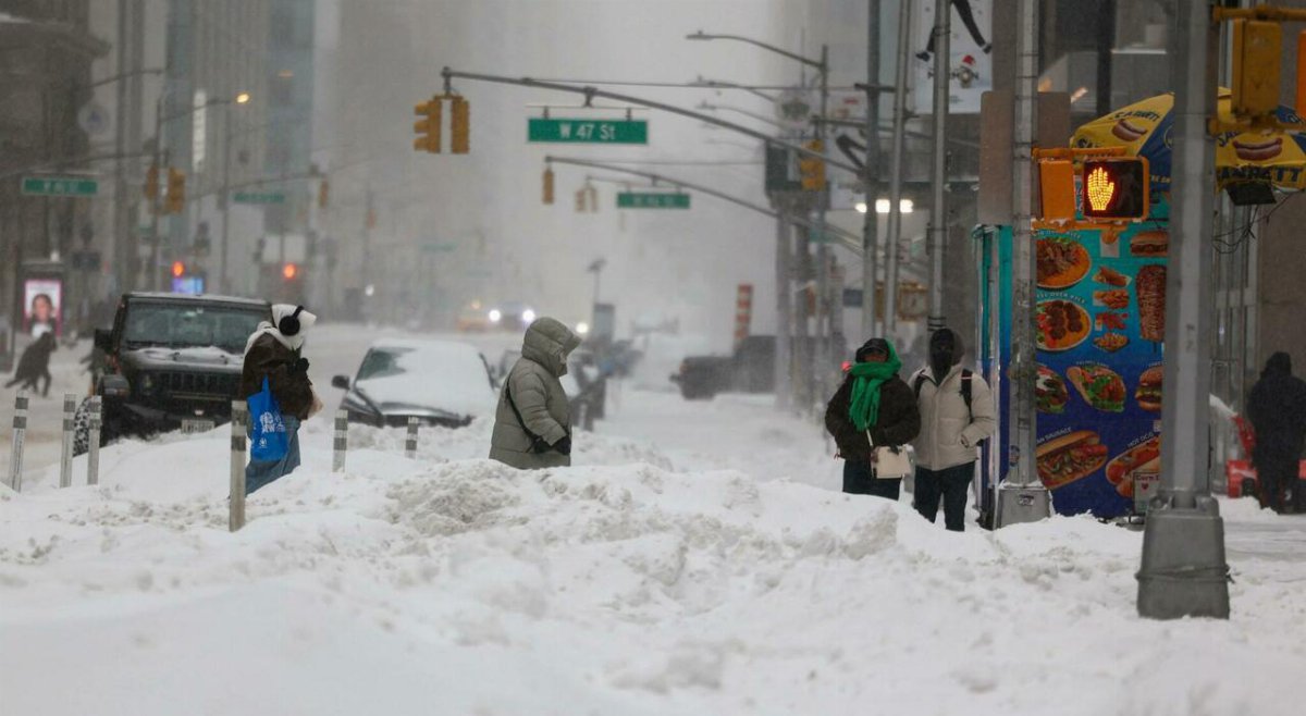 Tempesta di gelo negli Stati Uniti: New York sotto la neve, morti e voli cancellati Tempesta di gelo negli Stati Uniti: New York sotto la neve, morti e voli cancellati