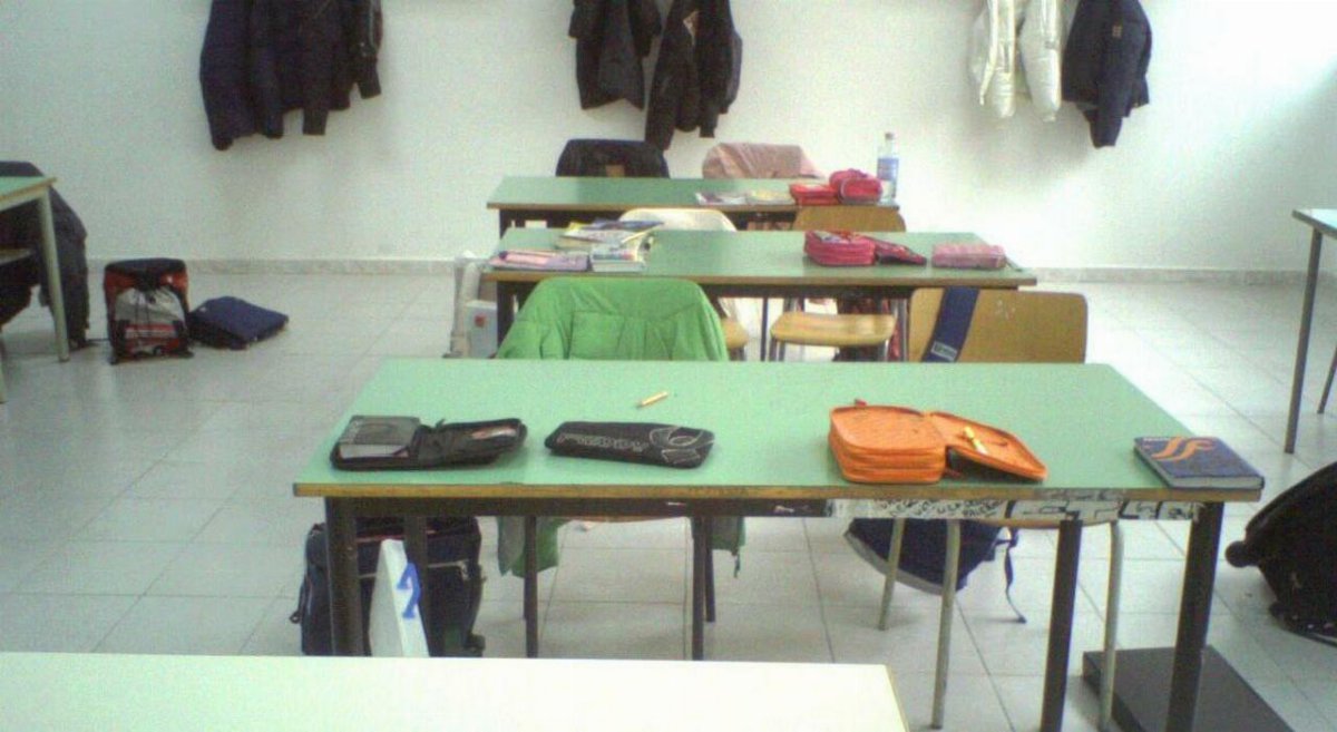 Alunno le cade addosso in classe, maestra ferita e licenziata: superati i giorni di malattia, appello a Valditara Alunno le cade addosso in classe, maestra ferita e licenziata: superati i giorni di malattia, appello a Valditara