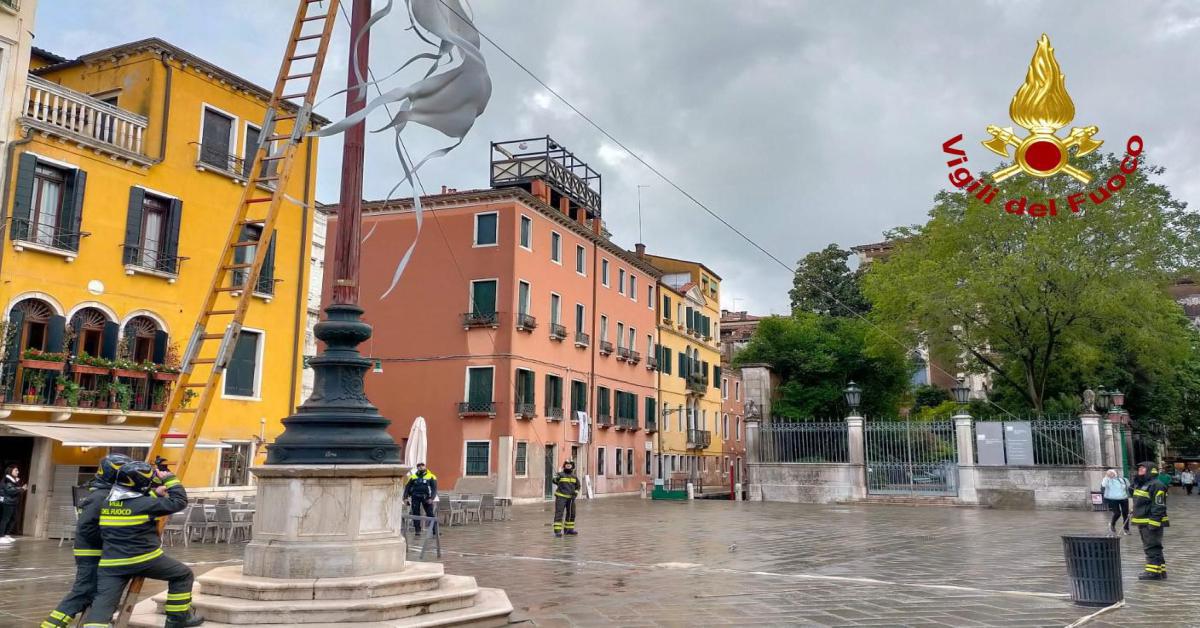 Biennale Arte Venezia - installazione divelta dal vento