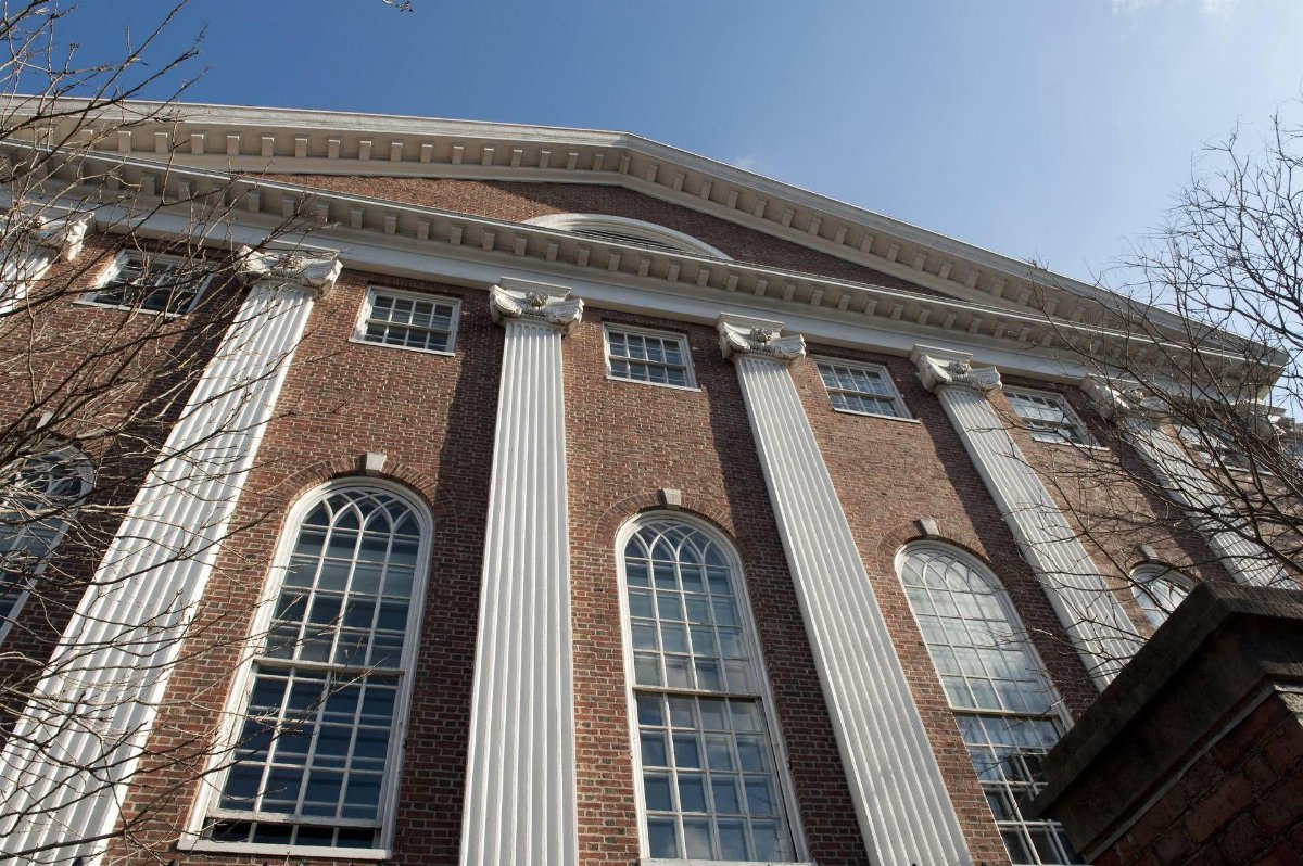 Trump taglia i fondi a Harvard: revocati tutti i contratti federali da 100 milioni di dollari