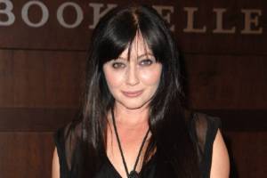 Shannen Doherty Parla del Sua Lotta Contro il Cancro con Ironia e Emozione