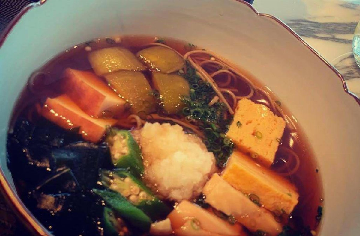 Pipì nella zuppa, maxi risarcimento a Shanghai: due minorenni condannati a pagare 284mila euro alla catena di hot pot