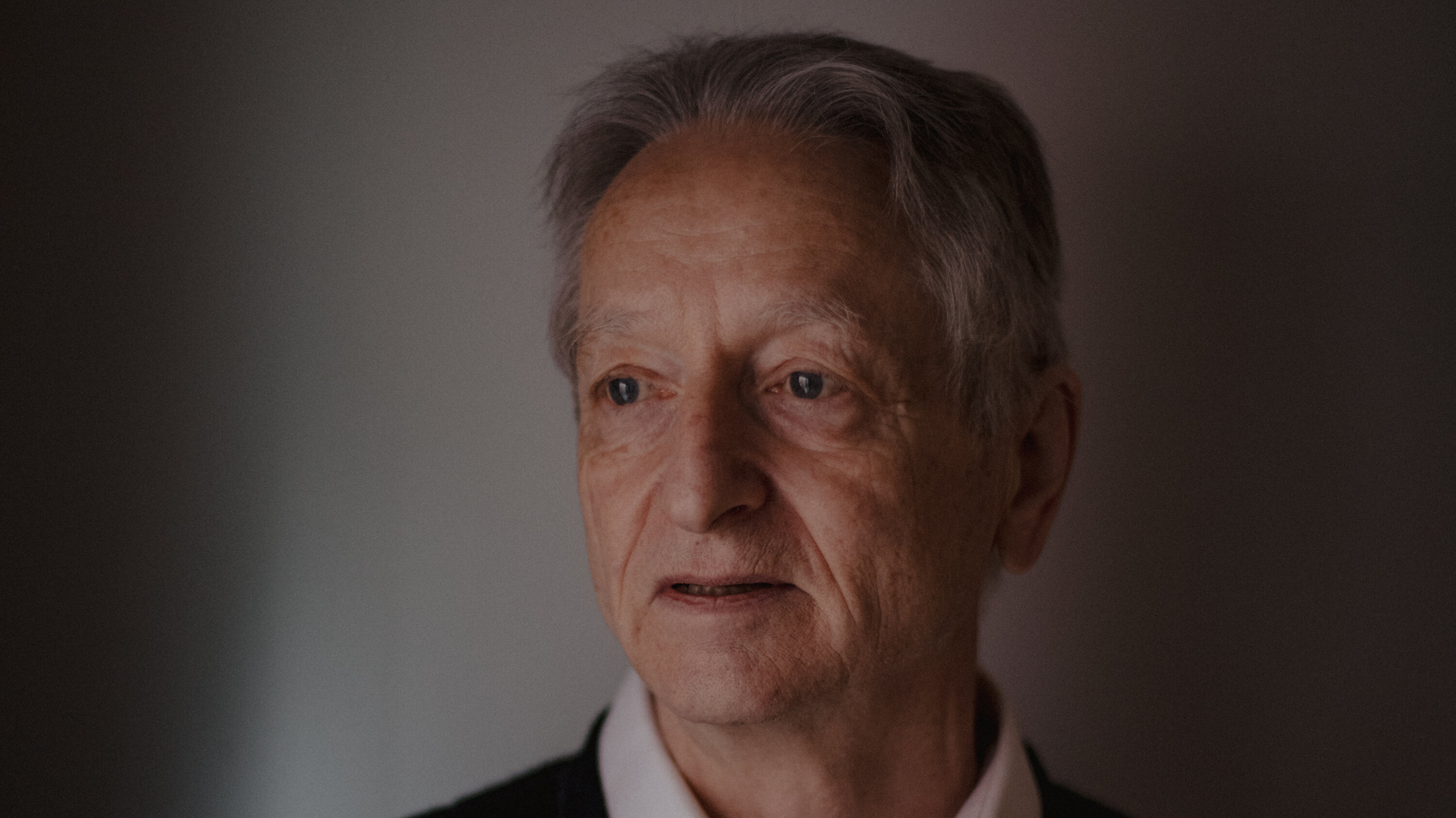 Geoffrey Hinton avverte sui pericoli dell