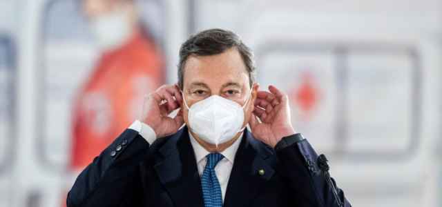 Premier Mario Draghi vaccinato con AstraZeneca : Con la moglie all’Hub Termini Roma