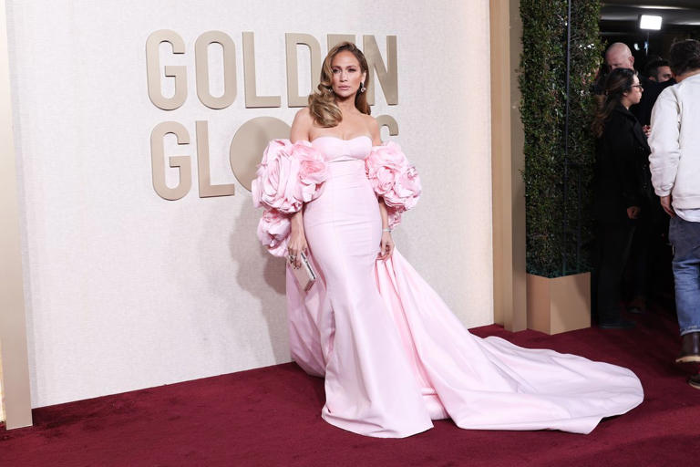 Jennifer Lopez e Ben Affleck dominano il red carpet dei Golden Globes 2024 con eleganza e amore