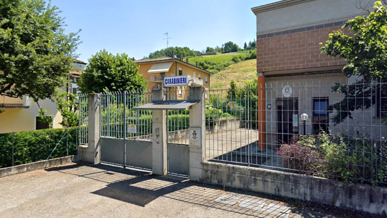 Automobilista ubriaco sfonda il cancello della caserma dei Carabinieri a Savignano sul Panaro