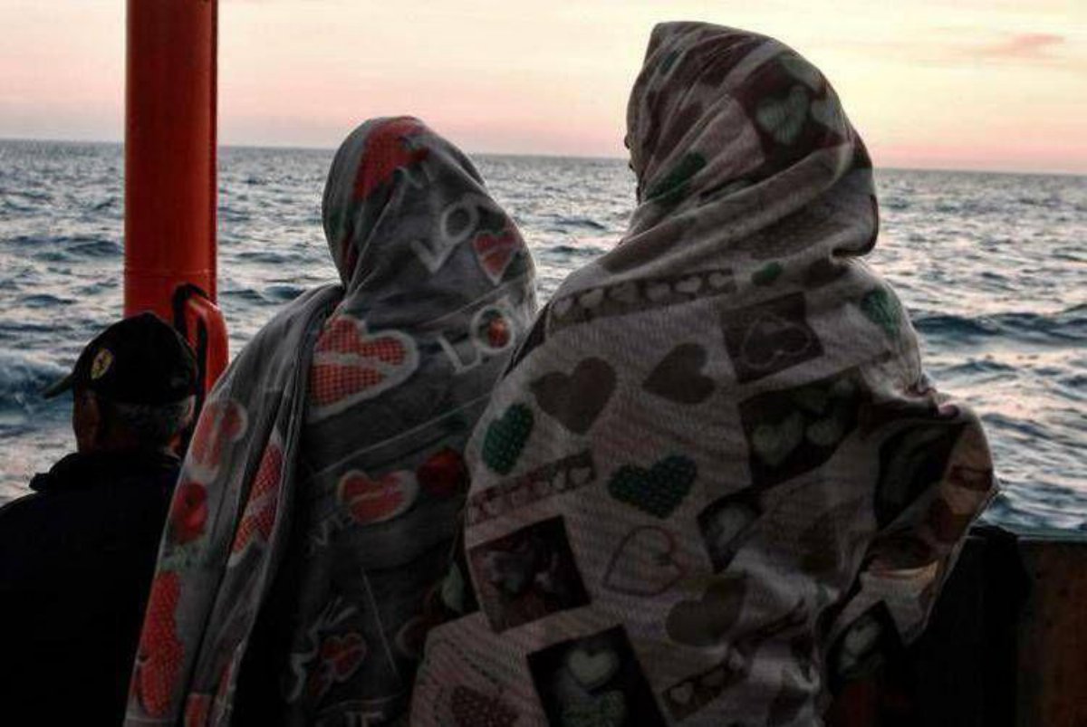 Naufragio al largo della Tunisia: morti 40 migranti, tra le vittime anche neonati