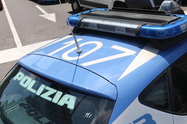 Napoli: uomo armato barricato sul balcone di casa