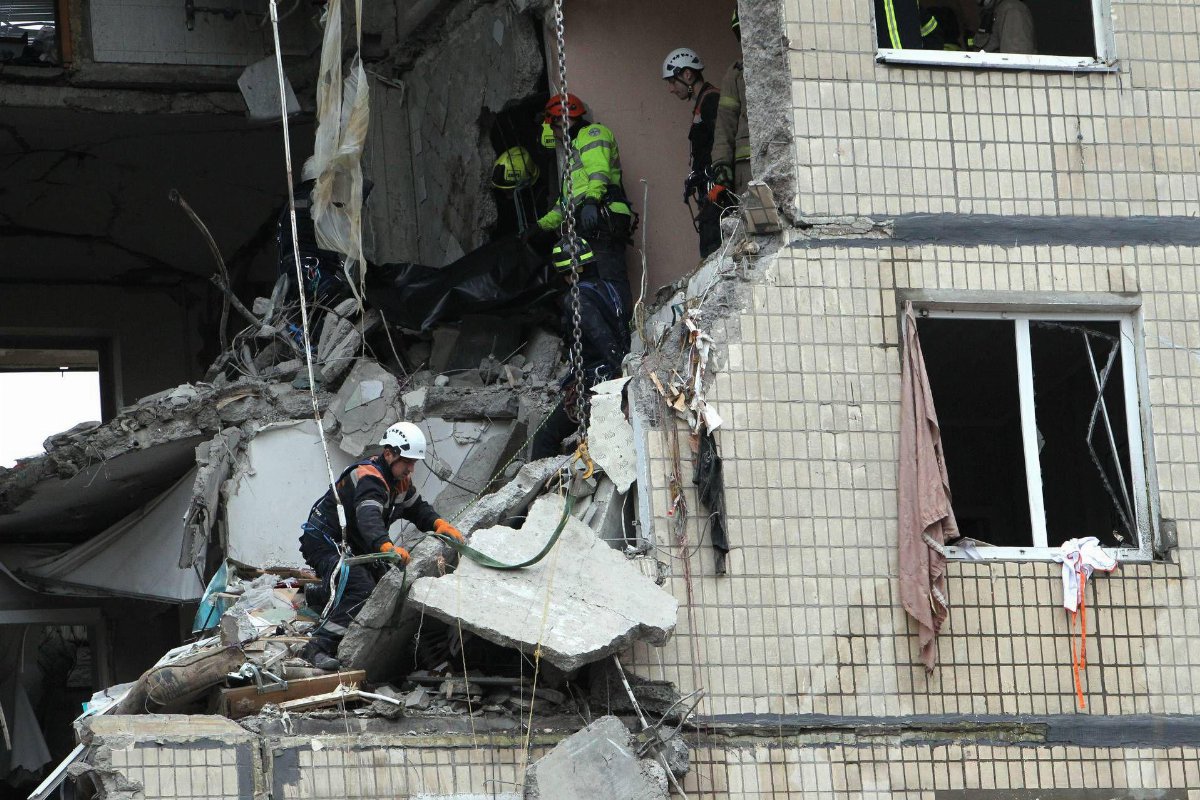 Ucraina, attacco russo con droni a Dnipro: due morti mentre proseguono i combattimenti Ucraina, attacco russo con droni a Dnipro: due morti mentre proseguono i combattimenti