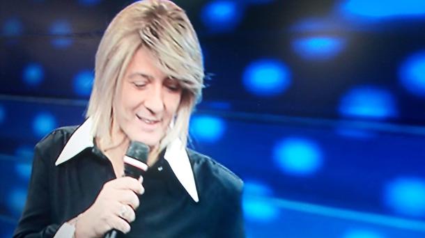 Fiorello a Sanremo 2020 vestito da Maria De Filippi