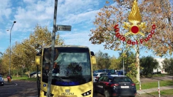 Perugia : Scuolabus contro un palo, 14 bimbi coinvolti