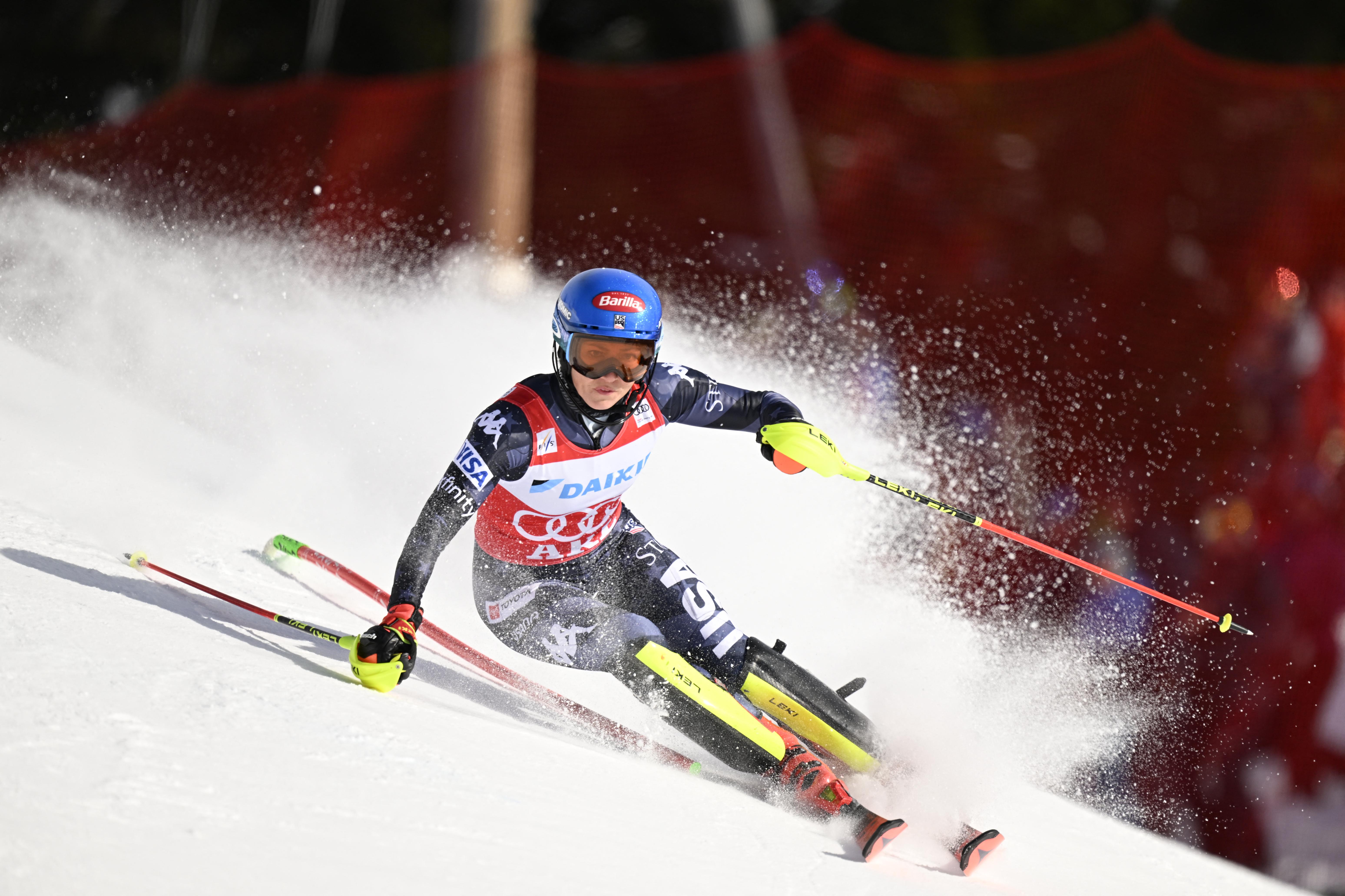 Mikaela Shiffrin cade nella discesa di Cortina: trasportata via in elicottero