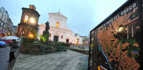 Torre del Greco : Bimbo annega, bloccata madre