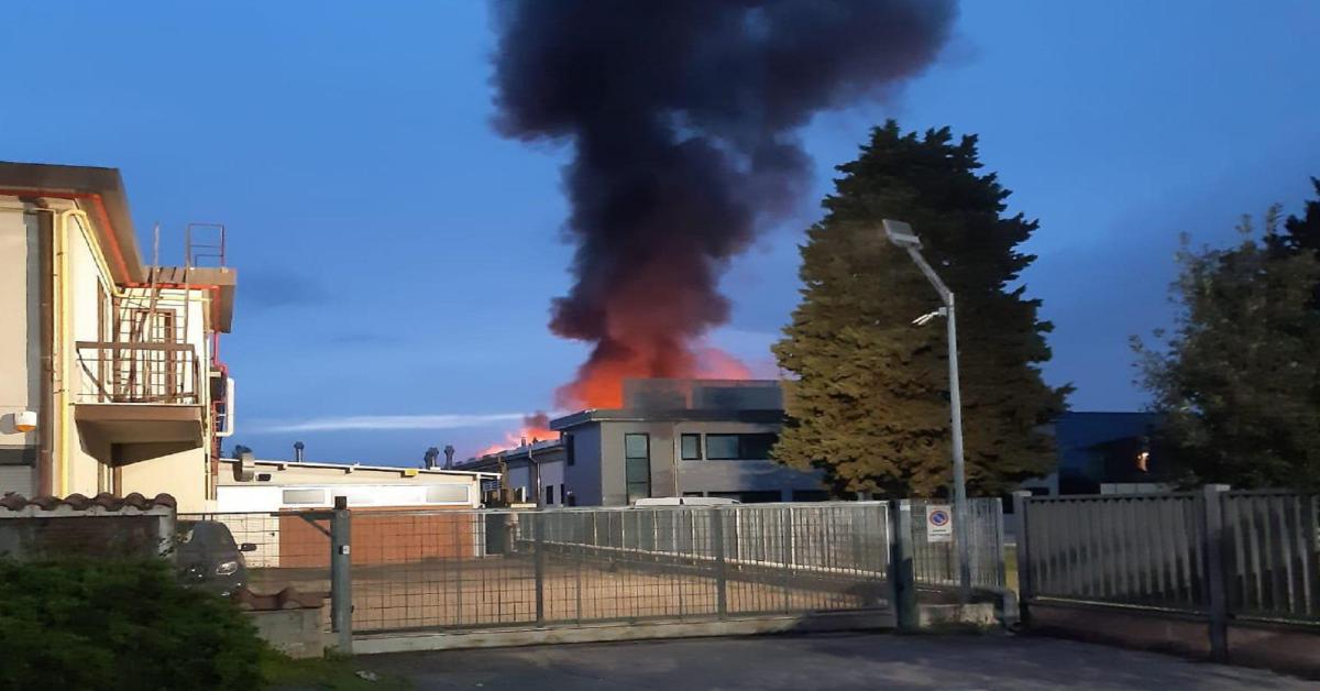 Enorme incendio a Scandicci, in fiamme edificio industriale. Il sindaco: Tenete le finestre chiuse