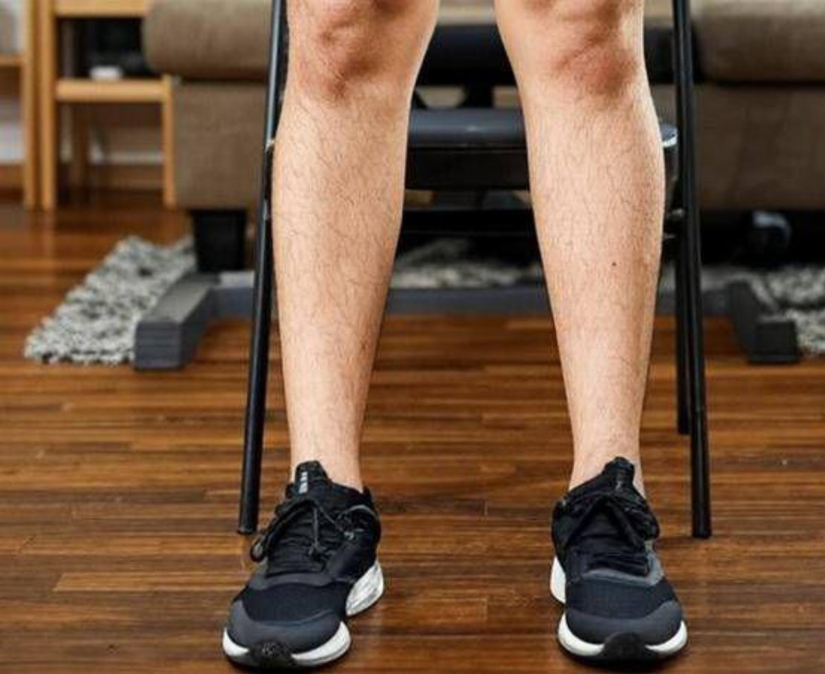 Allenamento di 7 minuti a basso impatto per rafforzare il cuore con una semplice sedia Allenamento di 7 minuti a basso impatto per rafforzare il cuore con una semplice sedia