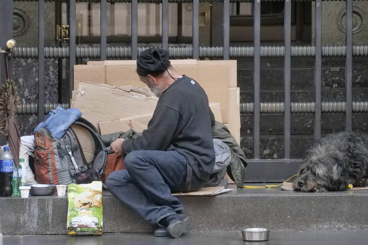 Povertà assoluta in Italia: oltre 5,7 milioni di persone in difficoltà, allarme per stranieri e minori