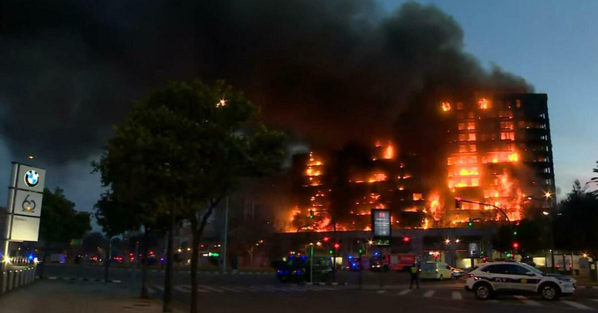 Incendio divora un grattacielo a Valencia: residenti intrappolati sui balconi