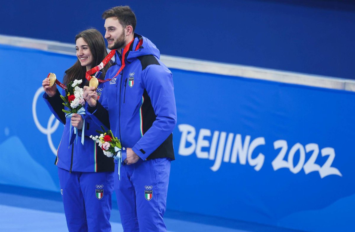 Milano Cortina 2026, italiani in gara oggi: Constantini-Mosaner aprono con il curling, poi hockey e snowboard