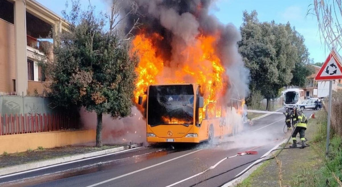 Incendio bus studenti ad Ariccia, navetta in fiamme sulla via Ramo d Incendio bus studenti ad Ariccia, navetta in fiamme sulla via Ramo d