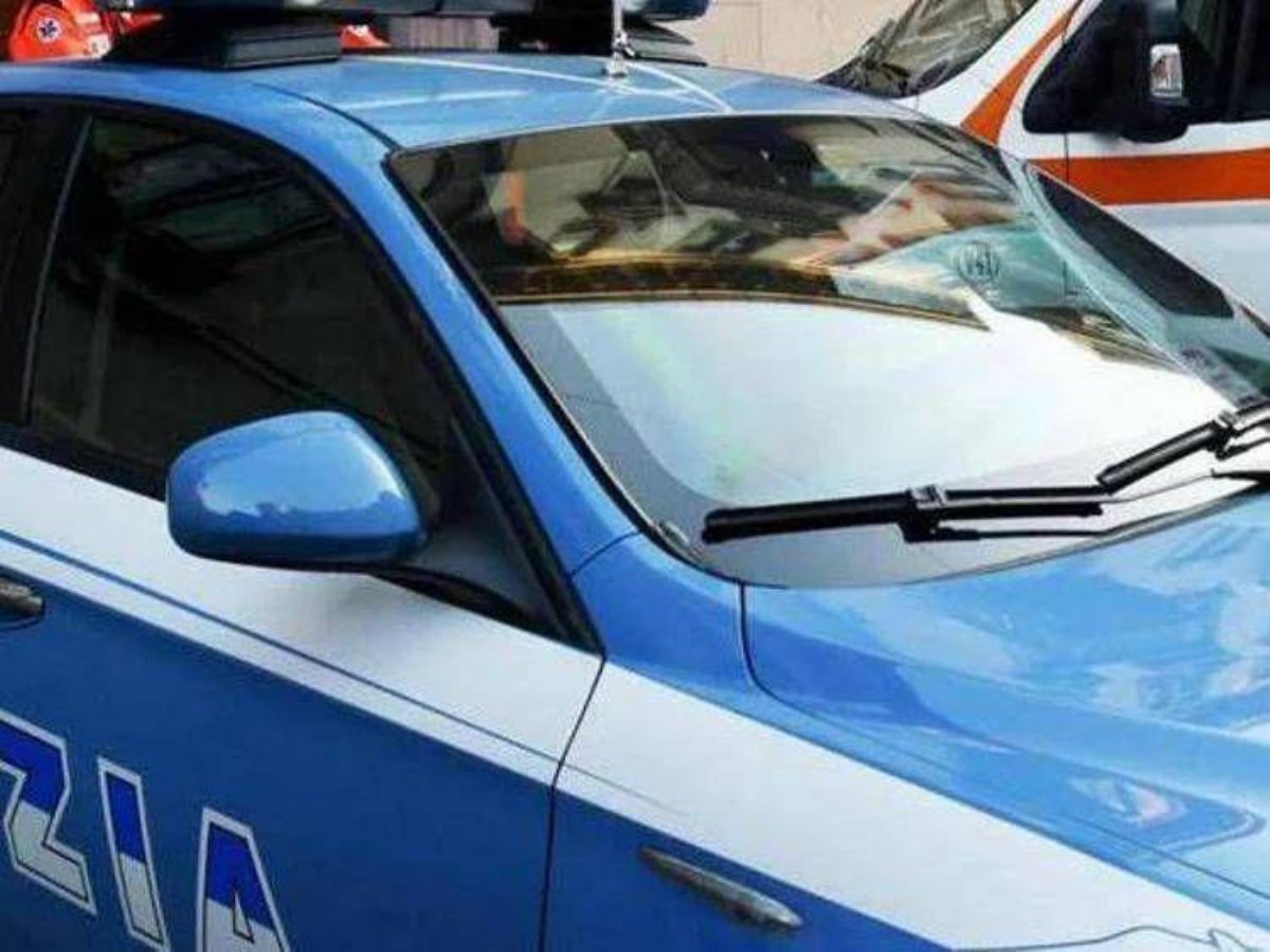 Auto della Polizia Municipale incendiata davanti al comando di Saviano Auto della Polizia Municipale incendiata davanti al comando di Saviano