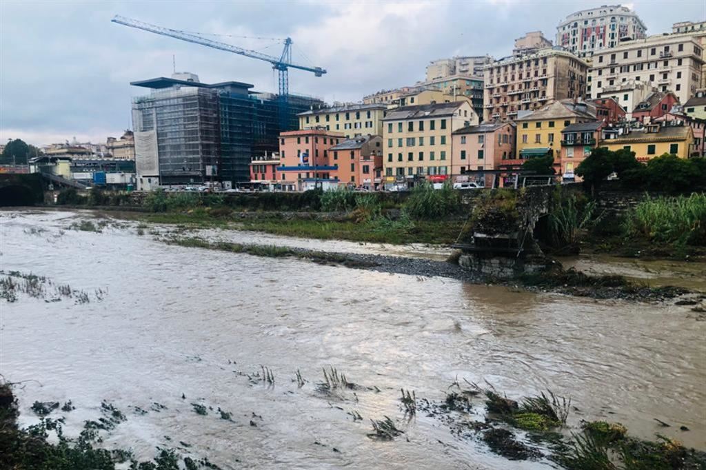 Maltempo: Ancora 48 Ore di Allerta al Nord Italia, Incendi al Sud e Disagi ai Viaggiatori