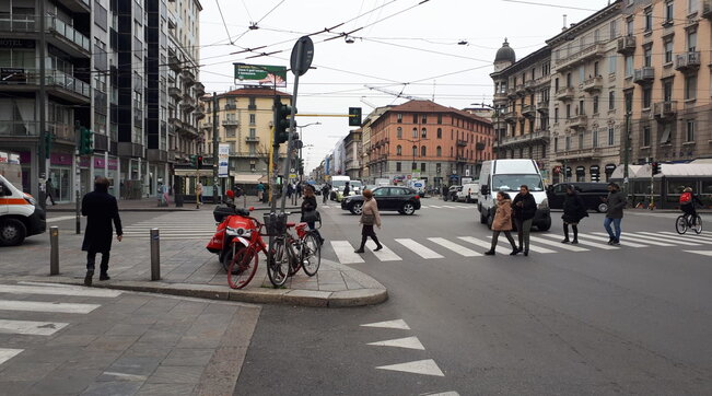 A Milano dal 2024 auto con limite a 30 km/h