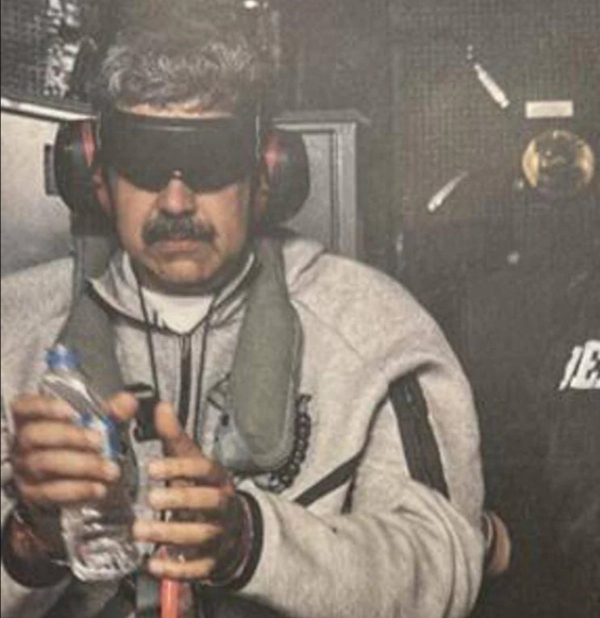 Maduro e la foto di Trump: la felpa Nike diventa un fenomeno commerciale